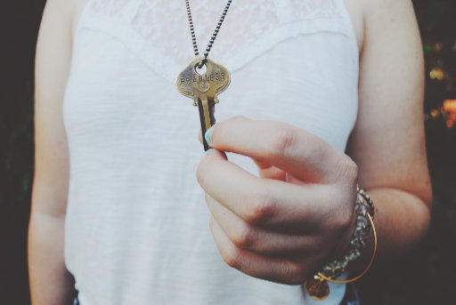 Klíč na krku s rukou