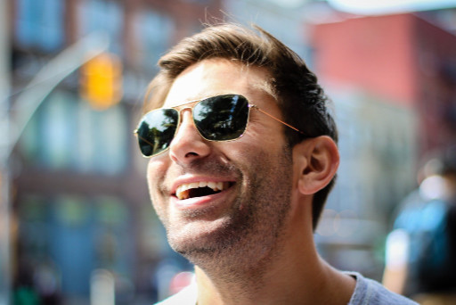 Šťastný muž se slunečními brýlemi